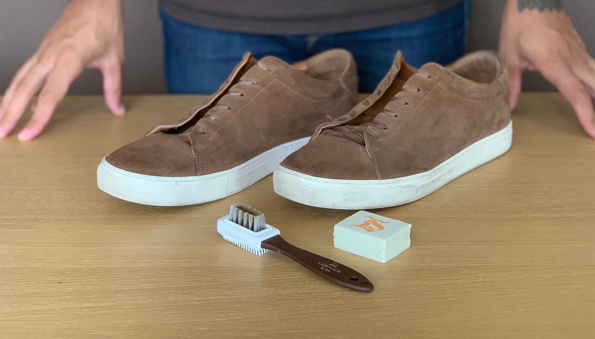 Les chaussures marron en daim avec le brosse daim et gomme daim de Leather Spa