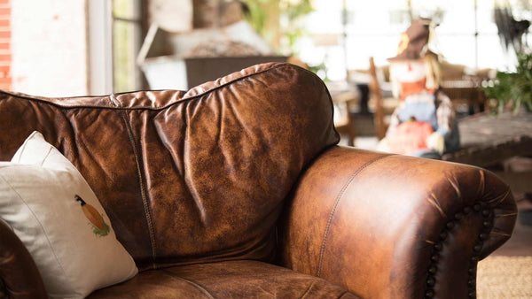 Comment bien nettoyer un canapé en cuir